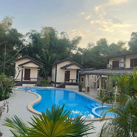 Sunray Guesthouse สุนันท์บ้านพักริมคลอง Uthai Thani Εξωτερικό φωτογραφία