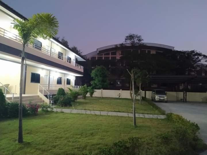 Sunray Guesthouse สุนันท์บ้านพักริมคลอง Uthai Thani Εξωτερικό φωτογραφία
