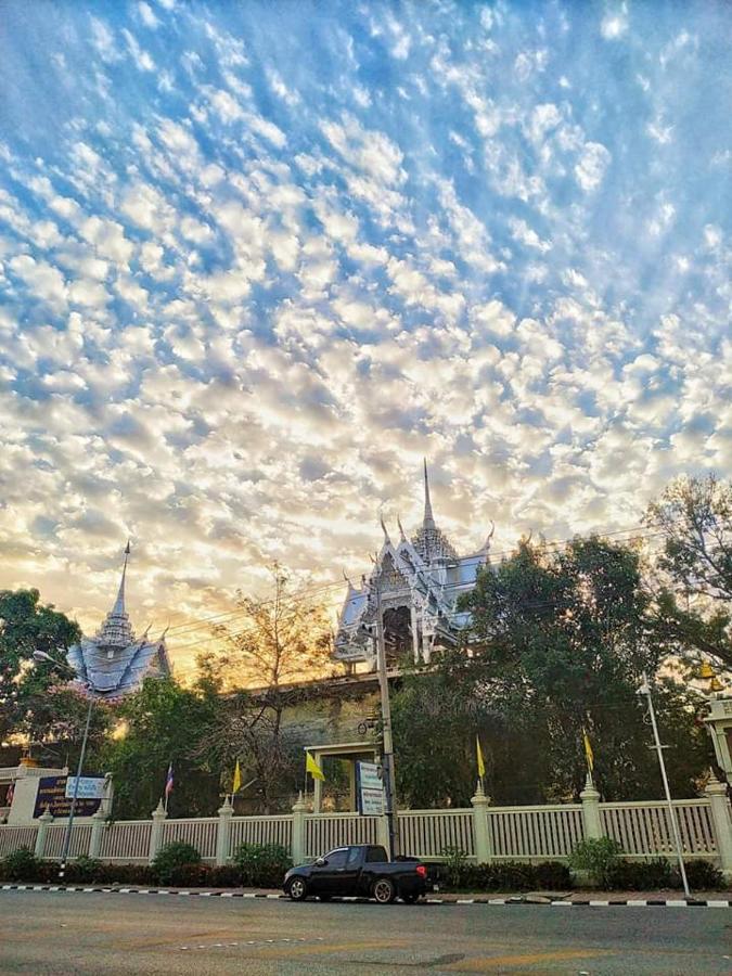 Sunray Guesthouse สุนันท์บ้านพักริมคลอง Uthai Thani Εξωτερικό φωτογραφία