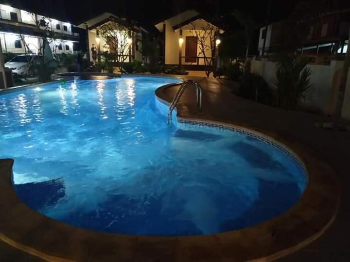 Sunray Guesthouse สุนันท์บ้านพักริมคลอง Uthai Thani Εξωτερικό φωτογραφία
