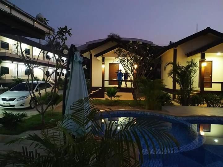 Sunray Guesthouse สุนันท์บ้านพักริมคลอง Uthai Thani Εξωτερικό φωτογραφία