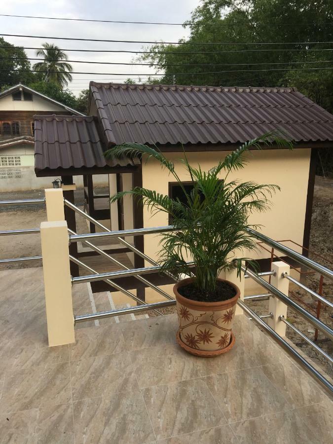 Sunray Guesthouse สุนันท์บ้านพักริมคลอง Uthai Thani Εξωτερικό φωτογραφία
