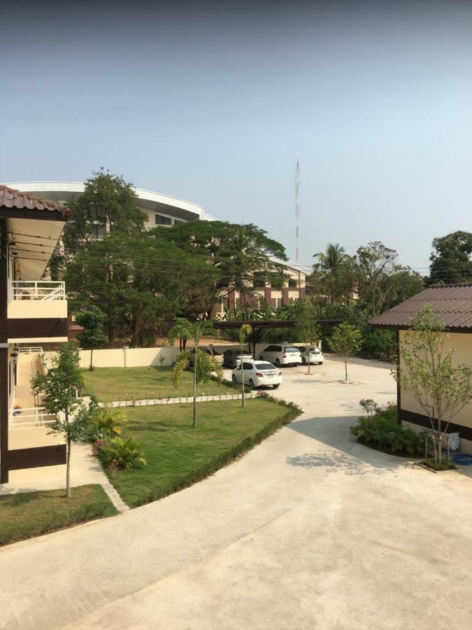 Sunray Guesthouse สุนันท์บ้านพักริมคลอง Uthai Thani Εξωτερικό φωτογραφία
