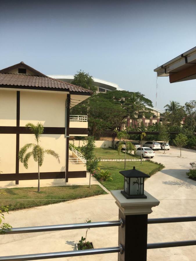 Sunray Guesthouse สุนันท์บ้านพักริมคลอง Uthai Thani Εξωτερικό φωτογραφία