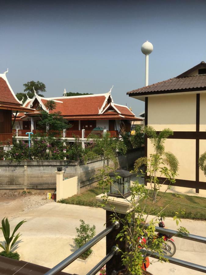 Sunray Guesthouse สุนันท์บ้านพักริมคลอง Uthai Thani Εξωτερικό φωτογραφία