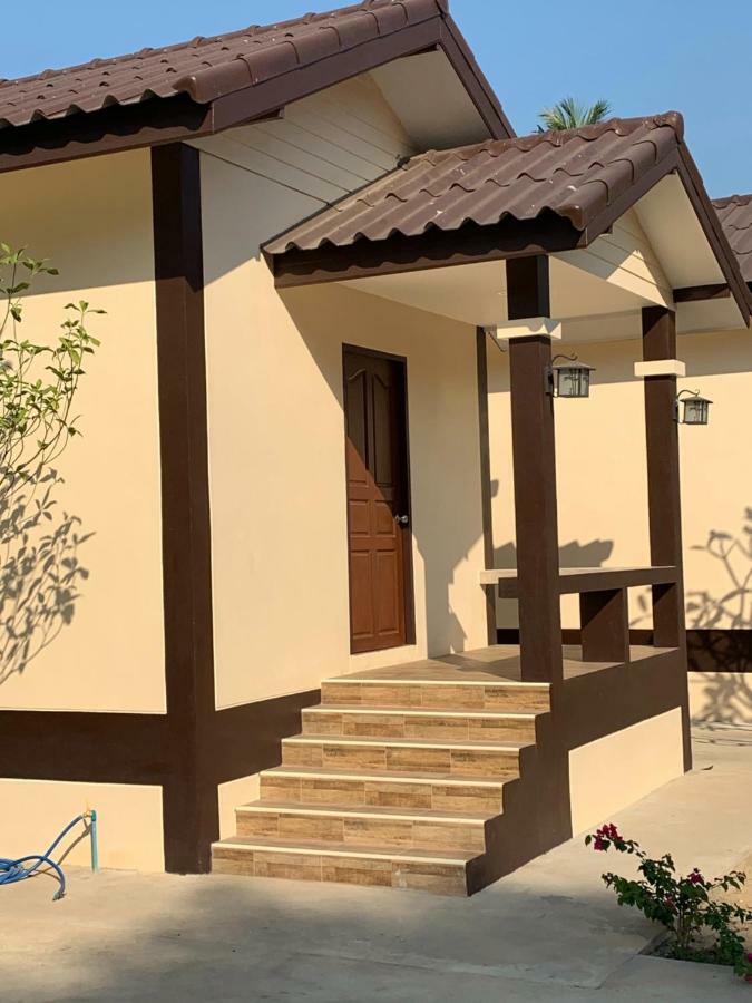 Sunray Guesthouse สุนันท์บ้านพักริมคลอง Uthai Thani Εξωτερικό φωτογραφία