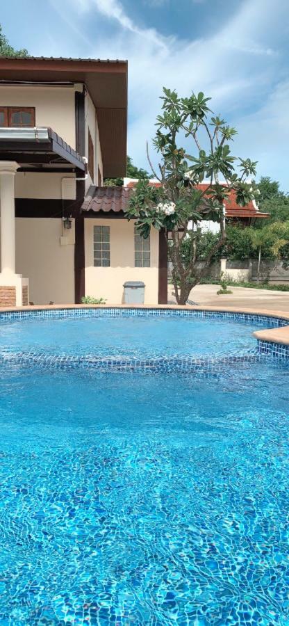Sunray Guesthouse สุนันท์บ้านพักริมคลอง Uthai Thani Εξωτερικό φωτογραφία